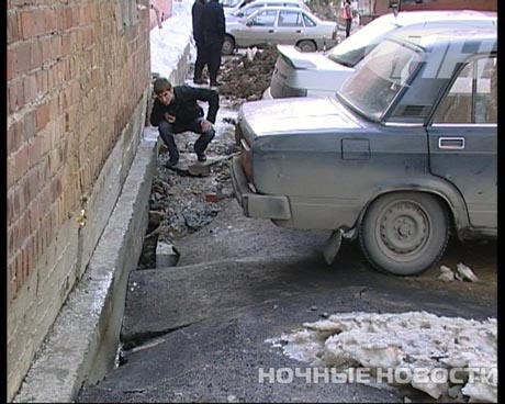 Не опять, а снова. В Екатеринбурге - очередное коммунальное ЧП: холодной водой затопило дорогу и несколько домов